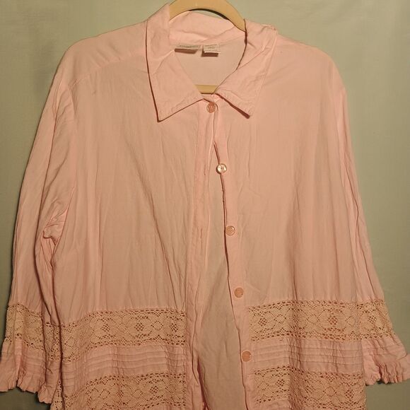 Vintage-Inspired Pink Button-Down Blouse with Crochet Lace Trim - Picture 2 of 4
